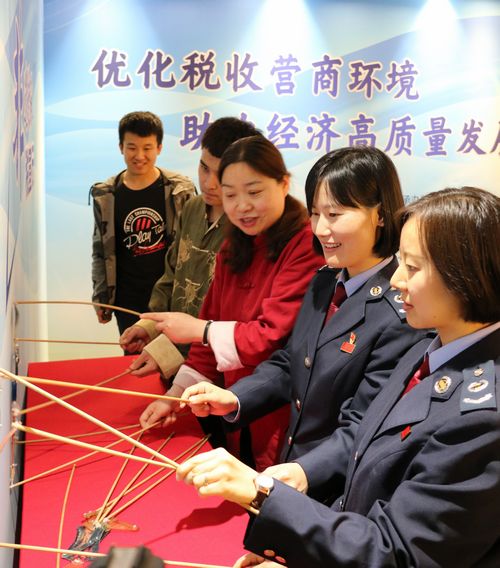 泰山皮影第七代传承人范伟女士现场为税务干部讲解皮影知识