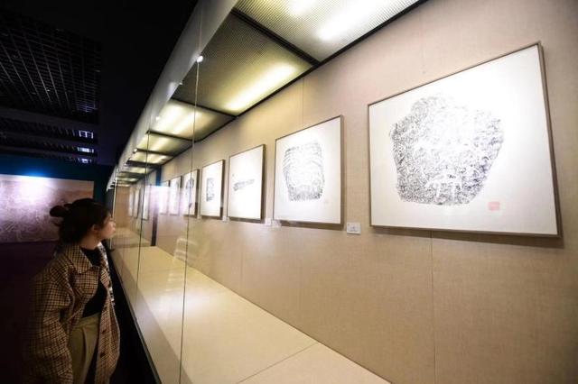 阿拉善举办“岩画与居延汉简艺术展”(图4)