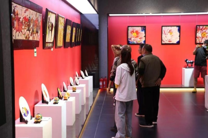 “洛阳三彩艺术作品巡展”北京站在北京陶瓷艺术馆开幕