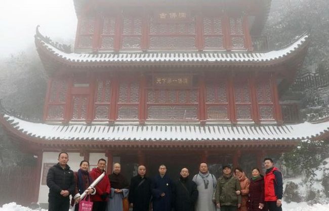 龙顺与金佛寺法师、嘉宾、开发方负责人等合影